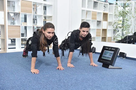 Tonification des bras : triceps et biceps avec EMS et exercices sur Power Plate