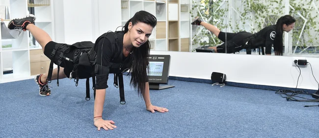 Personne portant une combinaison EMS AQ8, montrant le travail musculaire global et profond.