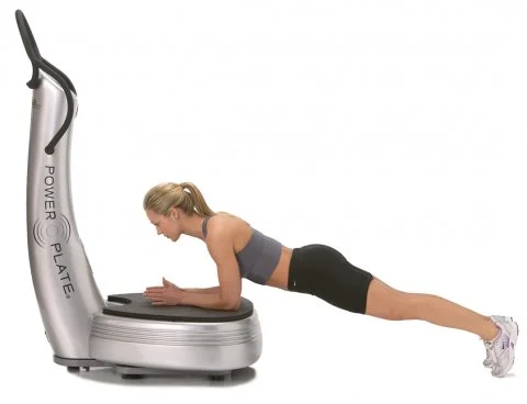 Femme en gainage sur une Power Plate, illustrant l'intensité d'une séance au Sculpt Fit Center